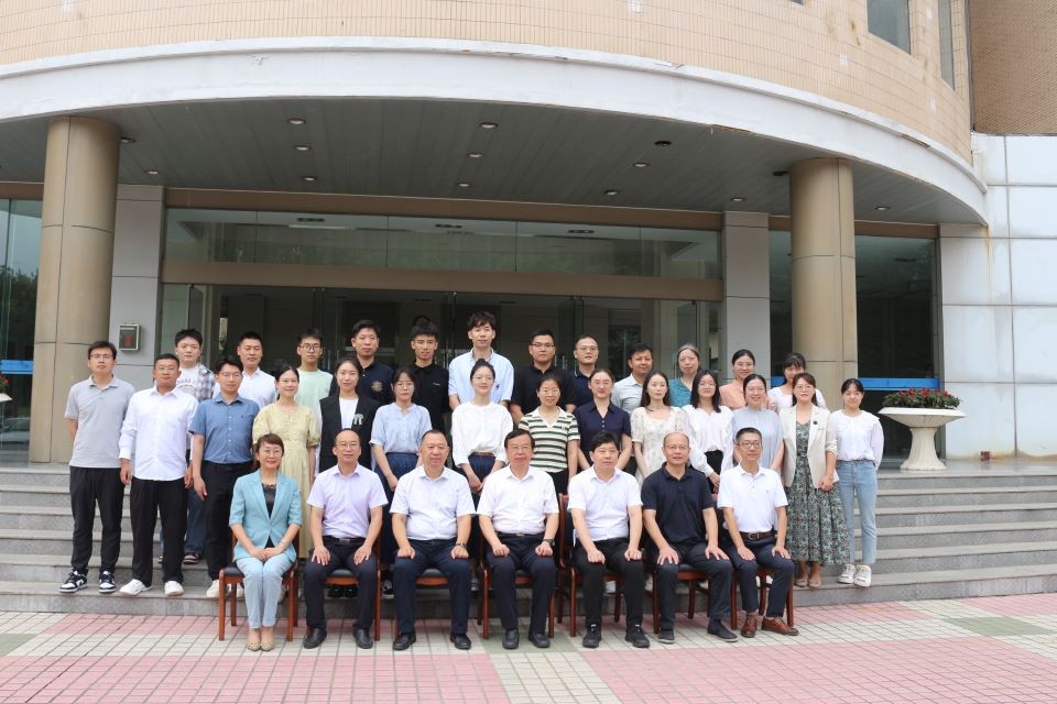 與會領導與深藍學院全體2023級新生輔導員合影留念.jpg