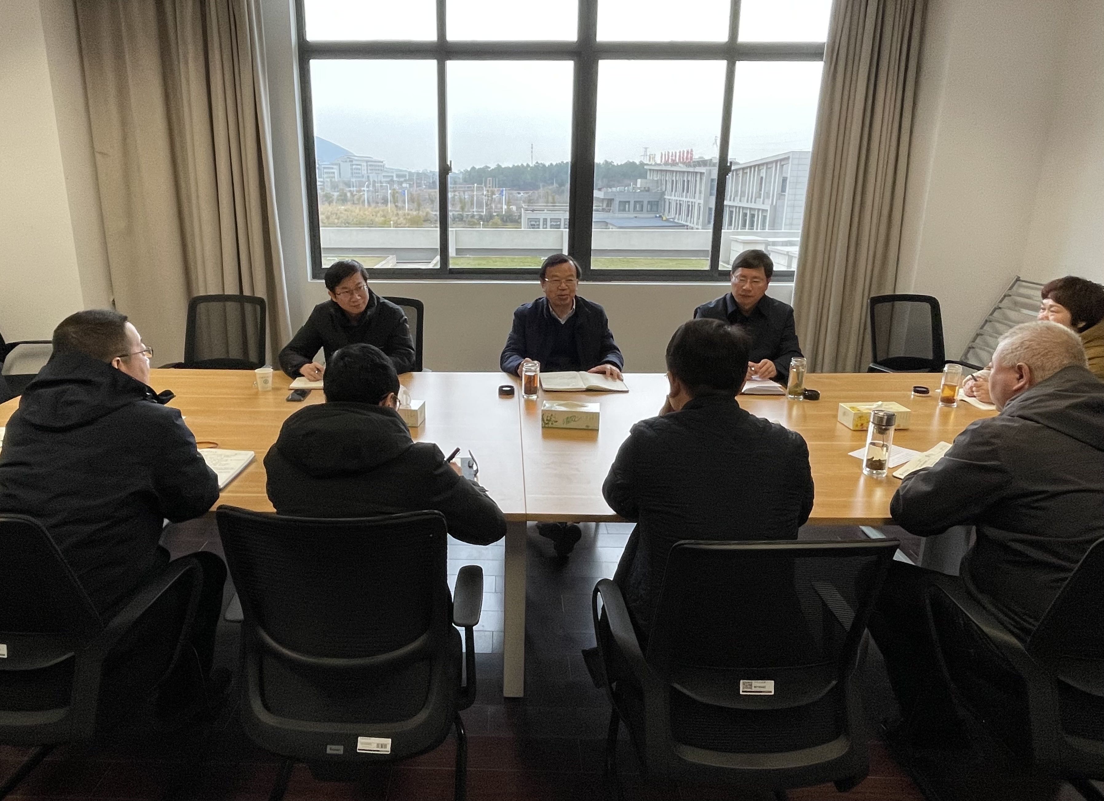周校長調研國資處工作3.jpg