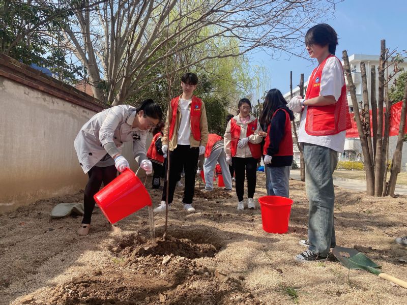 1678855968434200.jpg 江蘇科技大學物業中心聯合深藍學院開展雷鋒志愿服務月·“正‘植’青春”植樹節活動.jpg